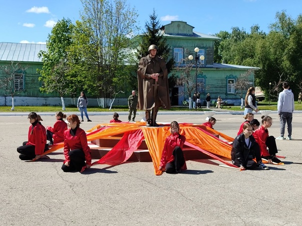 На Центральной площади р.п.Татищево проходят репетиции к торжественному митингу в День Победы