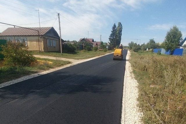 В селе Корсаковка продолжаются работы по ремонту дороги на улице Центральная