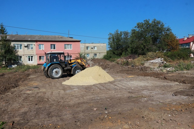 Сегодня глава Татищевского района П.В.Сурков провёл выездное рабочее совещание в р.п.Татищево на улицах: Школьная, Северная 2 квартал, во дворах домов, где проводятся работы по установке детских игровых площадок